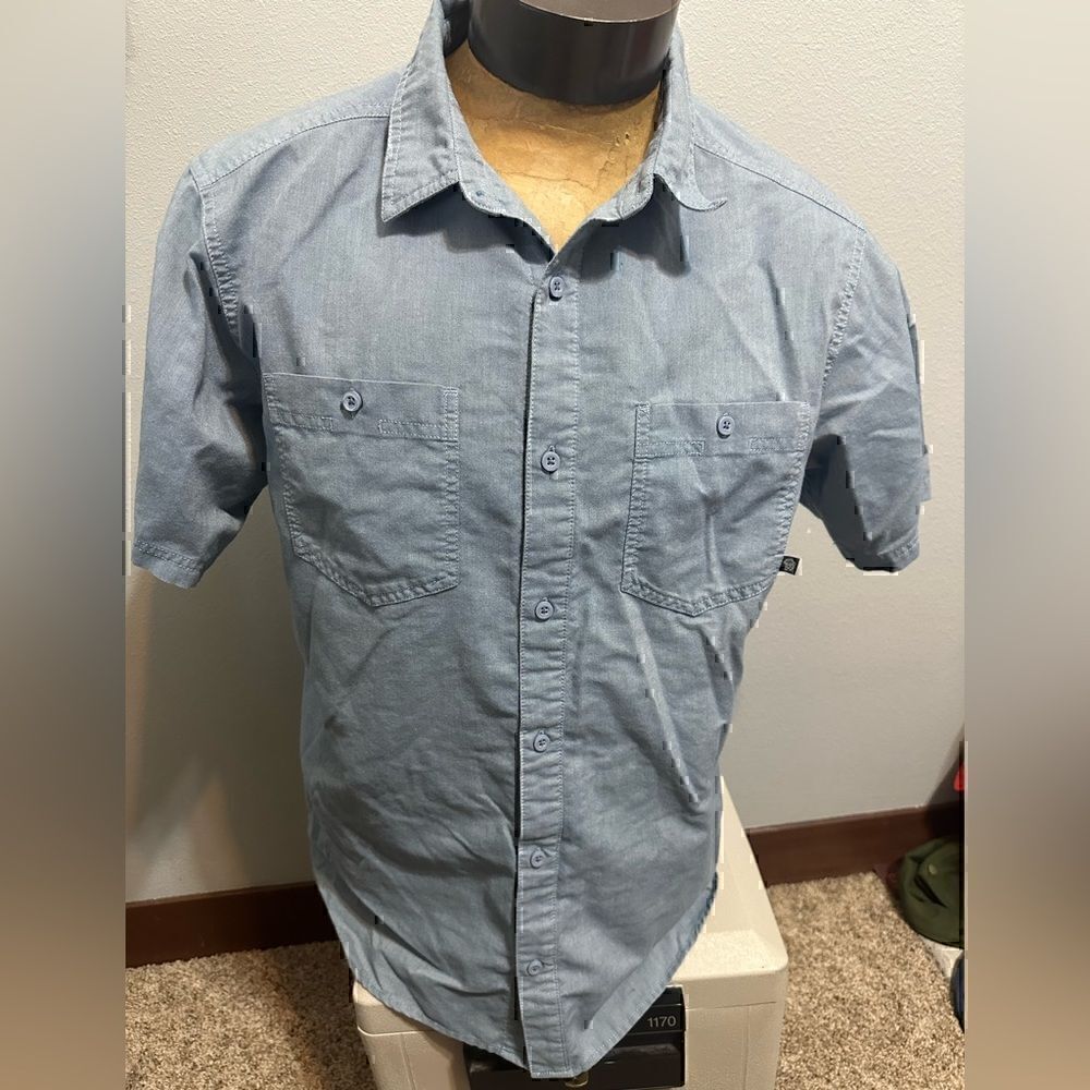 Mountain Hardwear Men’s Large Light Blue Short Sleeve Button Down